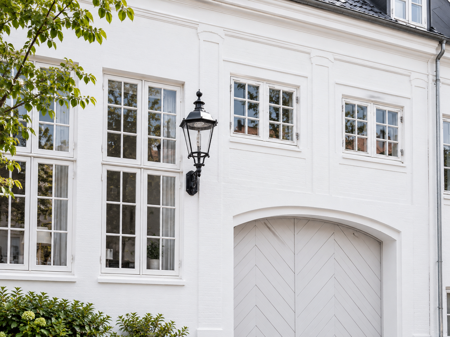 Udendørs malerarbejde på villa